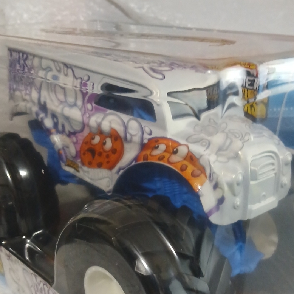 Milk Monster Oversized Monster Truck - White/Blue Hot Wheels - Picture 2 of 7